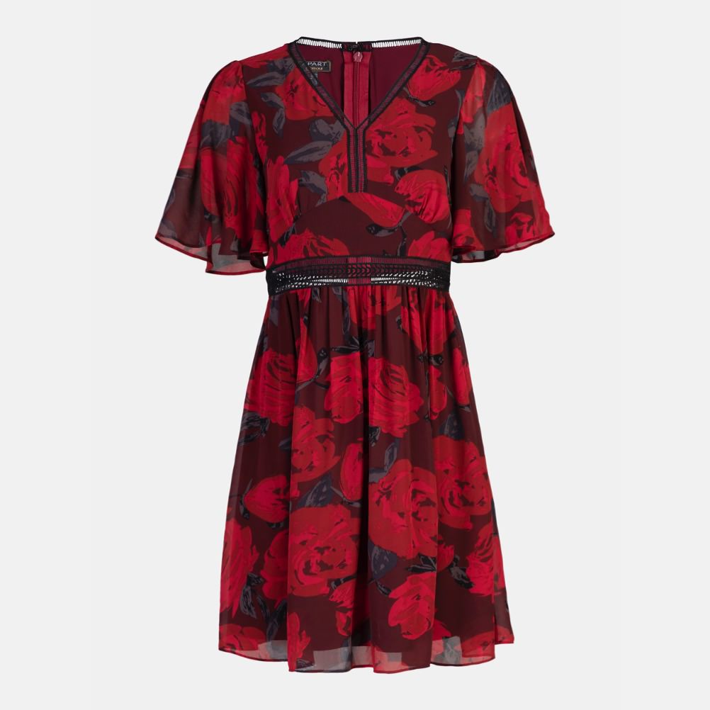 Produktfoto eines roten Kleides mit Rosen